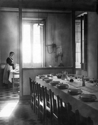 Dining hall of the Residencia de Estudiantes, on  Fortuny St., in the 1910’s