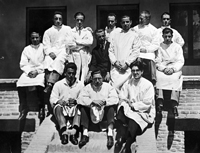 Residencia de Estudiantes, Madrid. Paulino Suárez, director of the Bacteriology Laboratory with residents of the third year of Medicine, 1926-1927 academic year. Madrid. 