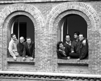 De izquierda a derecha, Carlos Fernández Tornero, Carlos Lorenzo, Garikoitz Cuevas, Carolina García Rizo, Salvador Guerrero, Josan Hatero y José Ángel Zamora en las ventanas de uno de los Pabellones Gemelos de la Residencia de Estudiantes, 16 de abril de 1998.