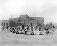 Alumnos frente al Instituto-Escuela, Madrid, hacia 1933.