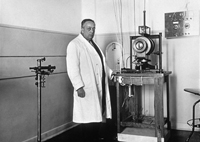 Blas Cabrera, en el laboratorio del Instituto Nacional de Física y Química, Madrid, 1932