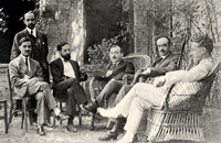 De izquierda a derecha, Alberto Jiménez Fraud, Juan Ramón Jiménez (de pie), Américo Castro, Manuel García Morente y el crítico de arte Àngel Vegué i Goldoni en el jardín de la Residencia de Estudiantes, en su primera sede de la calle Fortuny, 8, Madrid, en 1914. 