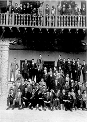 Grupo de residentes delante del edificio Transatlántico. Federico García Lorca, León Sánchez Cuesta y Salvador Dalí, en el ángulo inferior derecho. En la fila superior: ángel Garma (segundo por la derecha), Ricardo Orueta y Gonzalo Gurriarán (sentados, tercero y cuarto por la izquierda), Paulino Suarez y Claudio Sánchez Albornoz, de pie, en el centro), Madrid, marzo de 1925