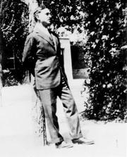 Alberto Jiménez Fraud en el jardin de la Residencia de Estudiantes de la calle Fortuny, hacia 1914, Madrid