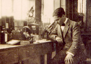 Federico García Lorca en un laboratorio de la Residencia de Estudiantes, 1923. Fundación Federico García Lorca, Madrid.