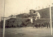 Competición de salto de altura en el concurso atlético de la Residencia de Estudiantes, Madrid, noviembre de 1925