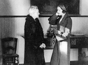 Marie Curie y su hija en la Residencia de Estudiantes, Madrid, años 20 (Álbum fotográfico de la Biblioteca Nacional)