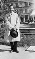 Luis Cernuda en la Plaza Mayor de Madrid, 1928