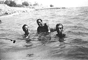 De izquierda a derecha, Darío Carmona, Luis Cernuda y Gerardo Diego en Málaga, 2 de Septiembre de 1933
