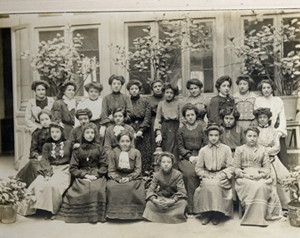 Alumnas de la Asociación para la Enseñanza de la Mujer, hacia 1886. Fundación Fernando de Castro, Madrid.