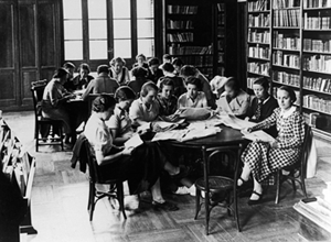 Residentes en la biblioteca de la Residencia de Señoritas en Miguel Ángel, 8, hacia 1929. Archivo International Institute in Spain, Madrid.