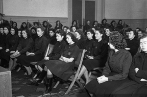 Público asistente a la clausura de un cursillo de instructores provisionales del frente de Juventudes de Falange celebrado en la Residencia de Señoritas, hacia 1940. Archivo Regional de la Comunidad de Madrid. Fondo Fotográfico Martín Santos Yubero.