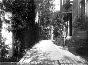 Entrada a la Residencia de Señoritas en la calle de Fortuny, 30, hacia 1916. Fundación José Ortega y Gasset-Gregorio Marañón, Madrid.