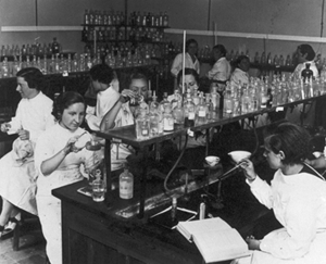 El Laboratorio Foster de la Residencia de Señoritas, hacia 1930. Archivo International Institute in Spain, Madrid.
