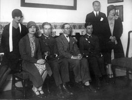 Le Corbusier con los hijos del infante don Fernando después de una de sus conferencias impartidas en la Residencia de Estudiantes. Fotografía de Vidal publicada en el número 20 de la revista Estampa, Madrid, 13 de mayo de 1928. Fondation Le Corbusier, París.